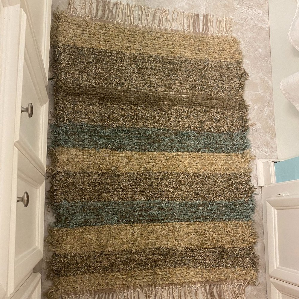 Throw Rug - Picture 16 of 16